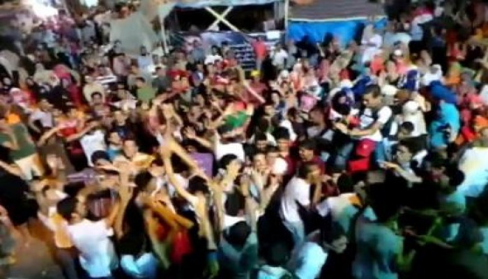 بالفيديو .. رد فعل المتظاهرين في رابعة على طائرات الجيش