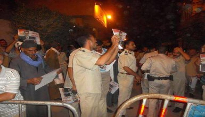 بالفيديو .. أمناء الشرطة بمركز ابوقرقاص يهتفون للرئيس مرسي ويغلقون مركز الشرطة