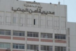 أفراد الشرطة يقتحمون مديرية أمن المنيا ويقومون باخراج المدير للشارع ويهتفون بعودة مرسي