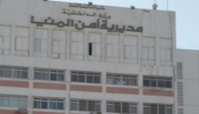 أفراد الشرطة يقتحمون مديرية أمن المنيا ويقومون باخراج المدير للشارع ويهتفون بعودة مرسي