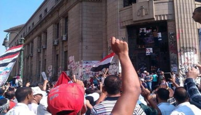 الآلاف من مؤيدي الشرعية أمام دار القضاء العالي مطالبين بعودة الرئيس الشرعي للبلاد