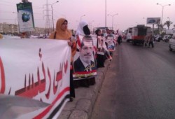 سلسلة بشرية أما "هايبر مول" بـ6 أكتوبر دعما للشرعية (صور)