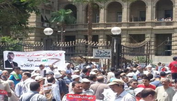 فلاحو مصر يتظاهرون أمام وزارة الزراعة رفضا للانقلاب