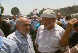 وقفة احتجاجية امام وزارعة الكهرباء رفضا للانقلاب