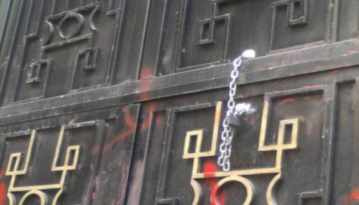 طلاب مصر يغلقون بوابة التعليم العالي بالجنازير