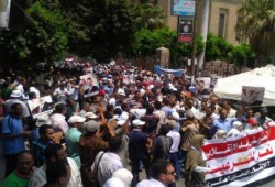 ملائكة الرحمة والتمريض يتظاهرون أمام وزارة الصحة رفضا للانقلاب