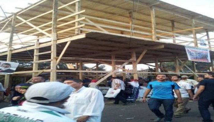 البدء في تشييد أكواخ خشبية و مد خطوط مياه في اعتصام "رابعة العدوية"