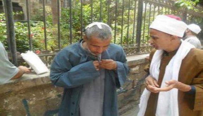 بلطجية السيسي يعتدون على إمام "كفيف" أمام وزارة الأوقاف اليوم