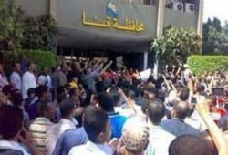 المتظاهرون يسيطرون على مبنى ديوان محافظ قنا وهروب ميلشيات الداخلية