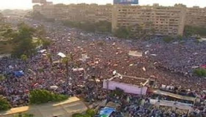 بلطجية الشرطة والجيش يعجزون عن اقتحام ميدان رابعة رغم نيران "القناصة"