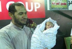 صورة وتعليق ولد في الميدان واستشهد هو وأبوه في الميدان.