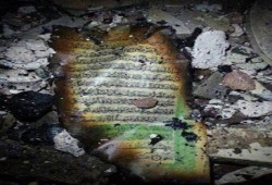 ان في ذلك لعبرة صورة لمصحف محترق داخل مسجد رابعة المحترق