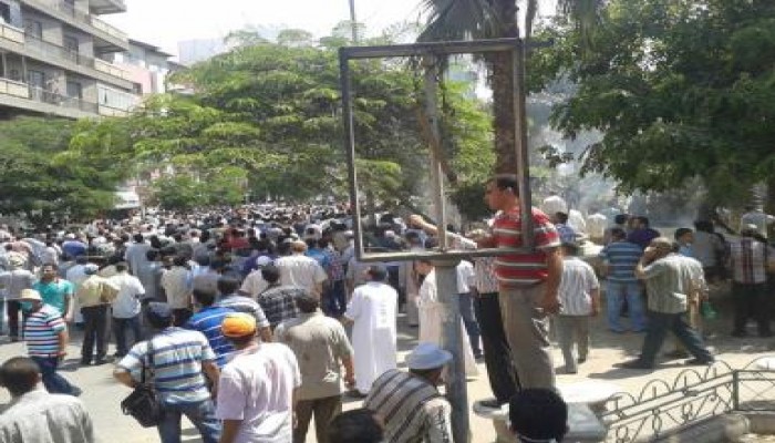 كلاب الداخلية  تطلق القنابل والرصاص الحي  لتفريق المتظاهرين بطنطا