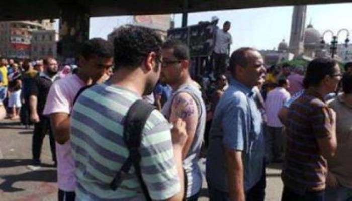 شباب يكتبون اسمائهم على أيديهم استعدادًا للشهادة في سبيل الله