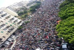 مئات الآلاف في شارع أبي قير بالأسكندرية