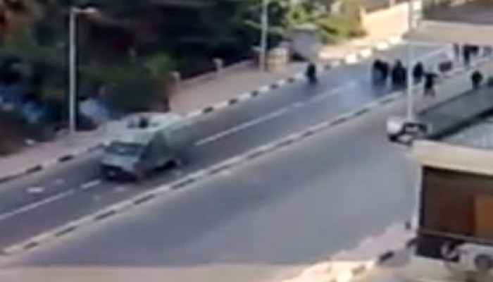 بالفيديو .. مشهد بطولي لشاب في مواجهة مدرعة شرطة