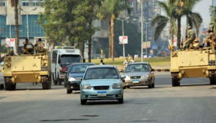 الرعب يسيطر علي الانقلابيين في مصر ويغلقون الشوارع بالمدرعات