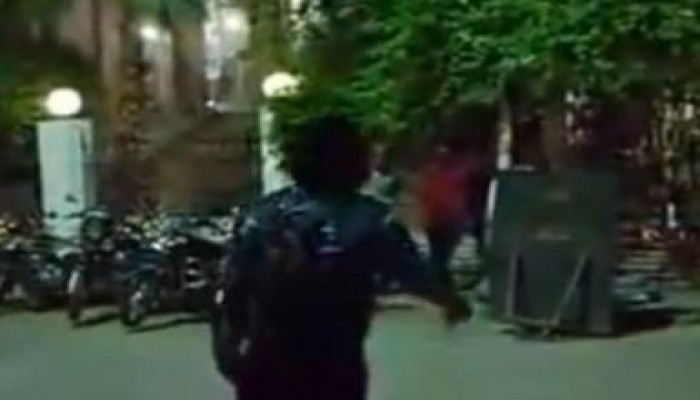 بالفيديو .. شاب "رجل" يسكت قسم شرطة بأكمله بكلمات نارية