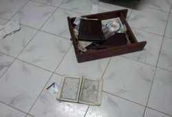 بالصور.. أمن الدولة  تلقي المصاحف أثناء اقتحام منزل أحد الاخوان بالدقهلية