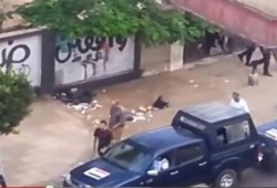 بالفيديو .. جيران م/ محمد زكريا يهتفون ضد العسكر اثناء اعتقالة في بورسعيد