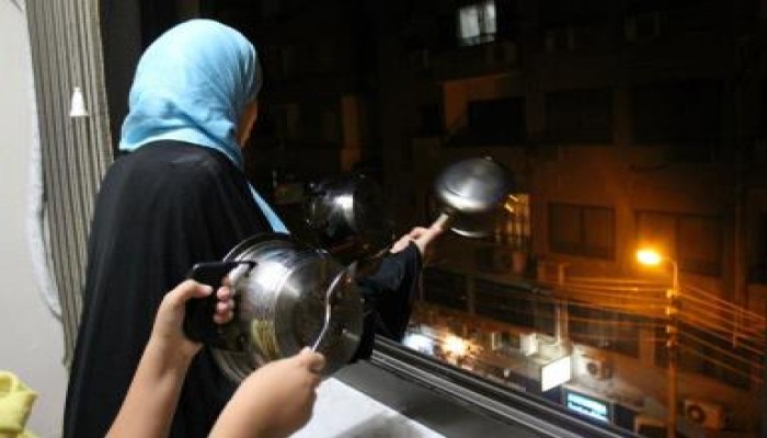 بالفيديو طرق الحلل في البيوت رفضا للانقلاب الدموي في مصر