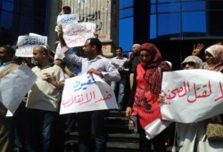 صحفيون ضد الانقلاب يهتفون : " يانقيب العسكريين دم الصحفي في رقبة مين "