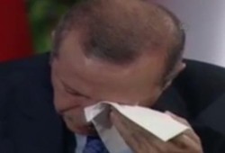 بالفيديو (مترجم) .. أردوغان يجهش بالبكاء لدى إصغائه لرسالة البلتاجي لابنته الشهيدة