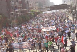 عشرات الآلاف في شبرا يتحدون السيسي ويرفضون انقلابه على ثورة 25 يناير