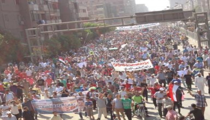 عشرات الآلاف في شبرا يتحدون السيسي ويرفضون انقلابه على ثورة 25 يناير