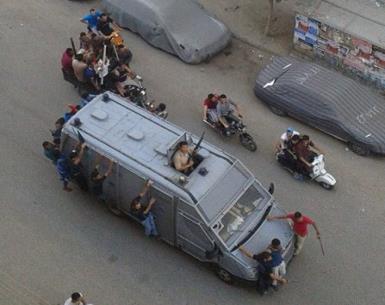 "الشرطة والبلطجية إيد واحدة": مدرعات الشرطة تنقل البلطجية لمواجهة المتظاهرين بطنطا (صور)