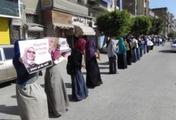 سلسلة بشرية لــ " طلاب ضد الانقلاب " بالفيوم