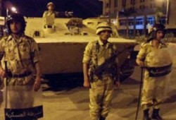 قوات الانقلاب تجبر المواطنين على اغلاق محالهم في دمنهور لفرض حظر تجوال السيسي بالقوة