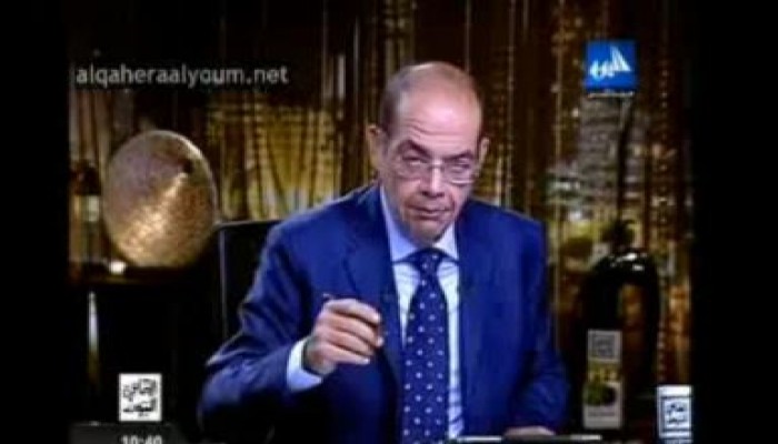 بالفيديو مواطن شريف يفضح إعلامي العار في قناة العاهرة والناس