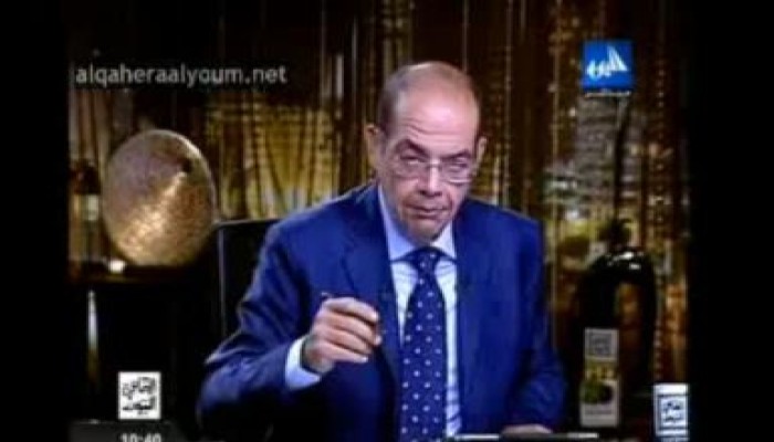 بالفيديو مواطن شريف يفضح إعلامي العار في قناة العاهرة والناس