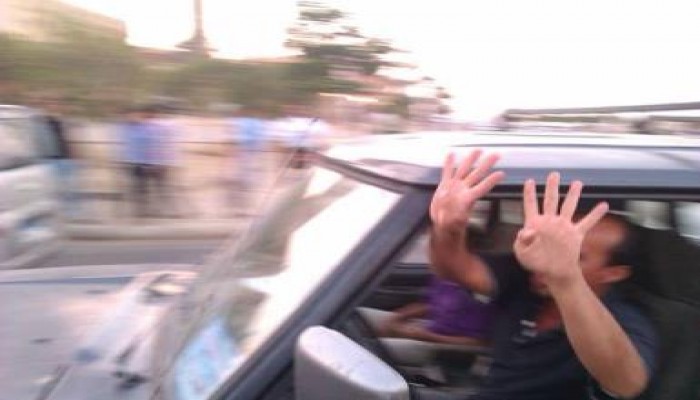 بالصور .. عدد من السلاسل البشرية الرافضة للانقلاب العسكري