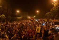 أكثر من 30 ألف متظاهر في مدينة "سمالوط" يتحدون حظر التجوال