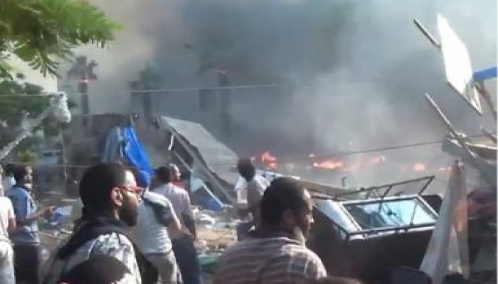 بالفيديو ماذا فعل جرافات السيسي في جثث الشهداء برابعة