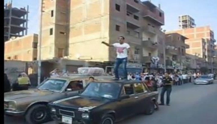 بالفيديو شاهد تفاعل الجماهير مع السلاسل البشرية ضد الانقلاب