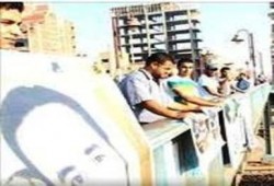 وقفة مفاجئة لشباب ضد الانقلاب بالإسماعيلية لحظة وصول قطار 7 صباحا