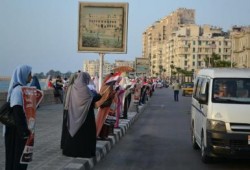 الإسكندرية تنتفض في سلاسل بشرية  دعما للشرعية