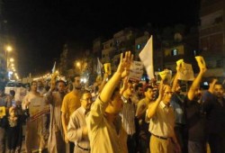 الشعب يقود ثورته الآلاف في مسيرة ليلية حاشدة بمنطقة الرمل