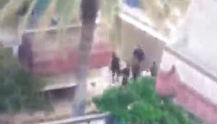 رغم اعتـقاله من كلاب الداخلية يصرخ بأعلى صوت يسقط يسقط حكم العسكر