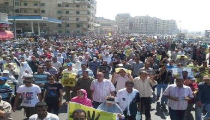 مسيرة عفوية بعشرات الالآف تخرج من مسجد القائد إبراهيم بالاسكندرية بعد كسر الحصار عنه