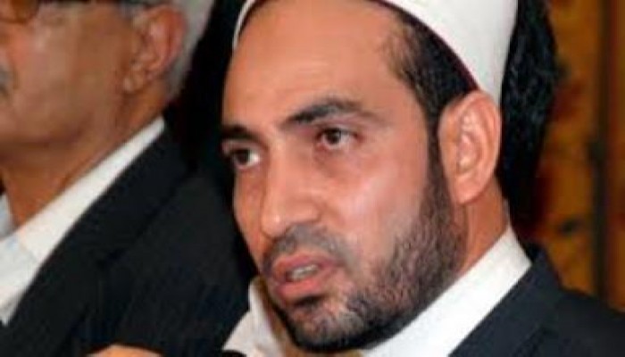 بالفيديو .. طرد الشيخ سالم عبد الجليل من مسجد الرحمن الرحيم وهتاف المصلون ضده قاتل قاتل