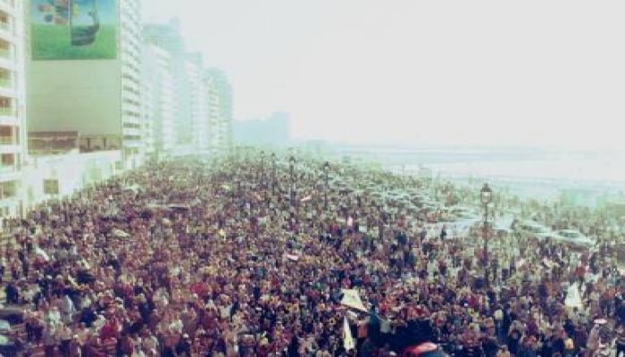 وائل قنديل : عندما تخرج بالإسكندرية مسيرة بطول 5 كم . إذن نحن أمام ثورة حقيقية ضد الإنقلاب