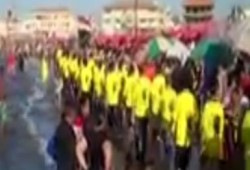 بالفيديو .. سلسلة بشرية ضد الانقلاب على"شاطئ" رأس البر