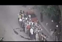 بالفيديو.. من مذبحة فض رابعة.. لحظة قنص أحد معارضي الانقلاب أثناء سيره بطابور المعتقلين