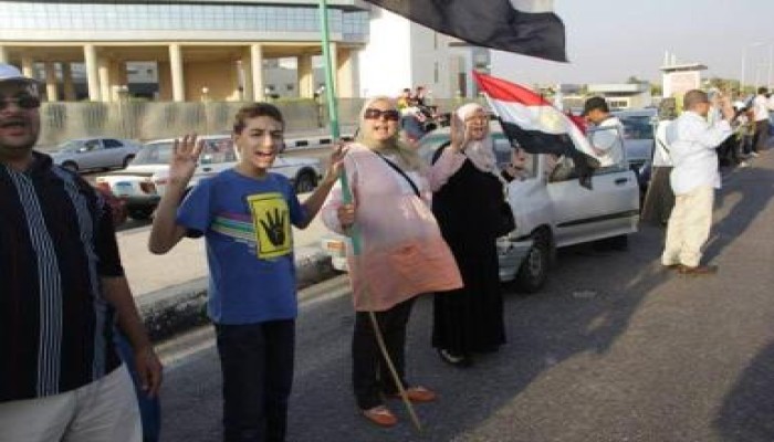 سلسلة بشرية بالتجمع الخامس رفضا للانقلاب في اسبوع "الشعب يسترد ثورته" (صور)