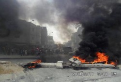 أهالي رفح يقطعون الطرق الداخلية ردا على محاولات اجلائهم وهدم منازلهم من قبل جيش السيسي