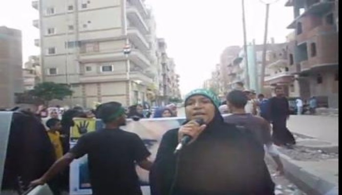 أم شهيدين تلهب حماس المشاركين في مسيرة بالاسماعيلية (فيديو)